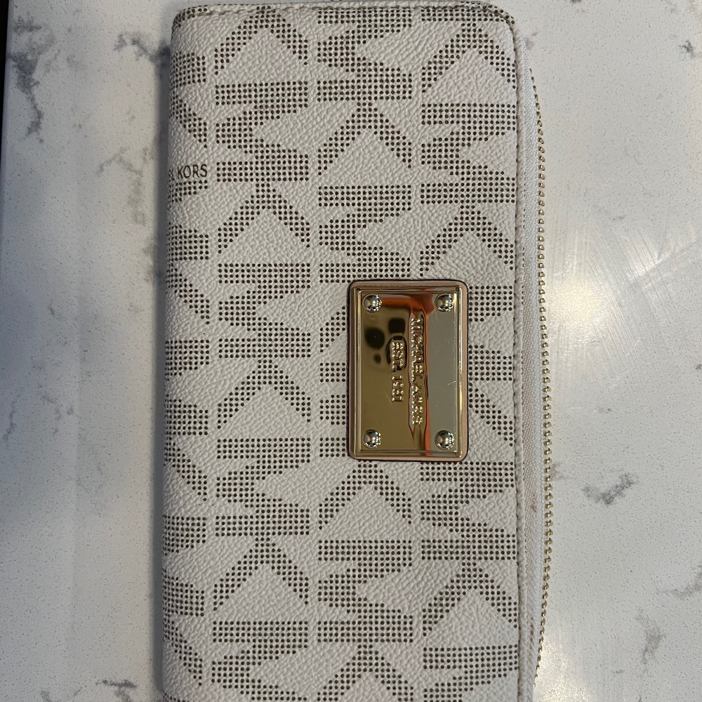 Michael Kors Zip Around Wallet